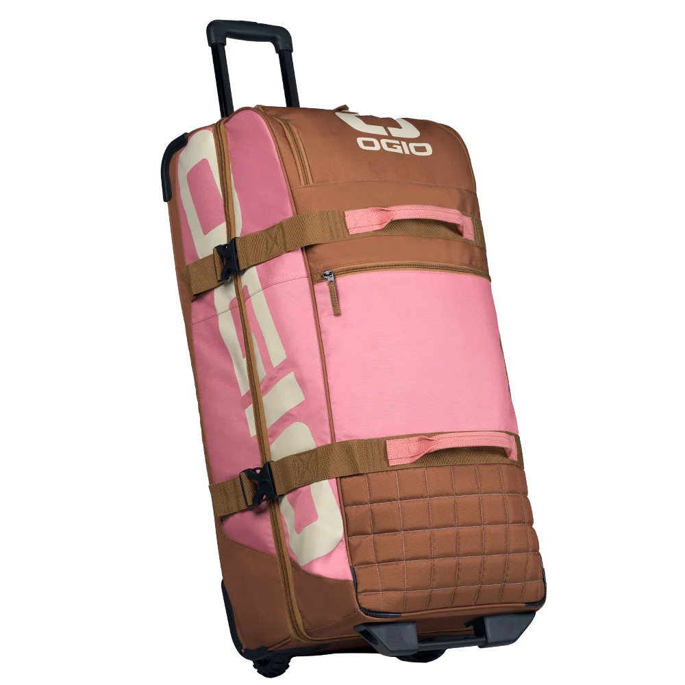 Bolso Ogio Trucker Pink-Brown inclinado sobre ruedas